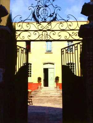 cour de l'hotel de digoine -- Cliquez pour voir l'image en entier